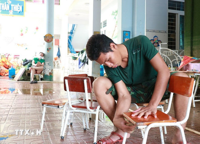 Före den 10 december, slutför skolreparationer och tillhandahåll böcker och anteckningsböcker till elever i översvämningsdrabbade områden - Foto 2. Trước 10/12, hoàn thành sửa chữa trường lớp, hỗ trợ sách vở cho học sinh vùng lũ- Ảnh 2.