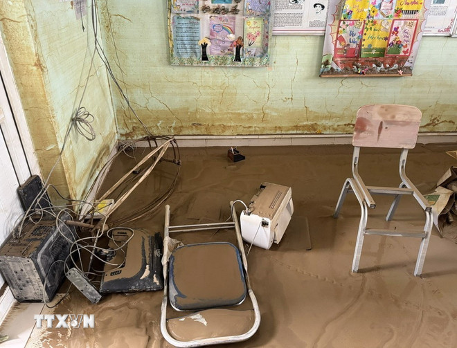 Före den 10 december, slutför skolreparationer och förse elever i översvämningsdrabbade områden med böcker och anteckningsböcker – Foto 3. Trước 10/12, hoàn thành sửa chữa trường lớp, hỗ trợ sách vở cho học sinh vùng lũ- Ảnh 3.