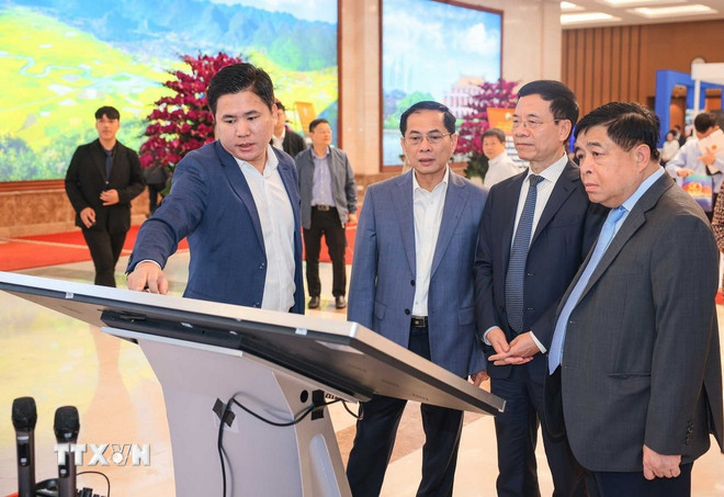 Thủ tướng: Kinh tế số là động lực, xã hội số là nền tảng, con người là trung tâm- Ảnh 2.