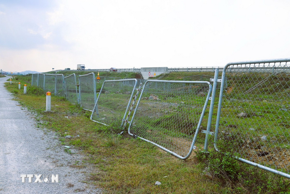 “Nóng” tình trạng phá rào, xâm phạm hành lang cao tốc Diễn Châu-Bãi Vọt- Ảnh 6.