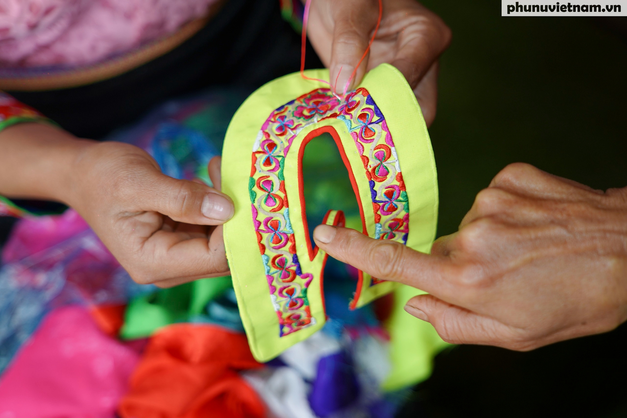 Nỗ lực “thắp sáng” di sản nghề thêu truyền thống ở Huổi Lèng- Ảnh 15.