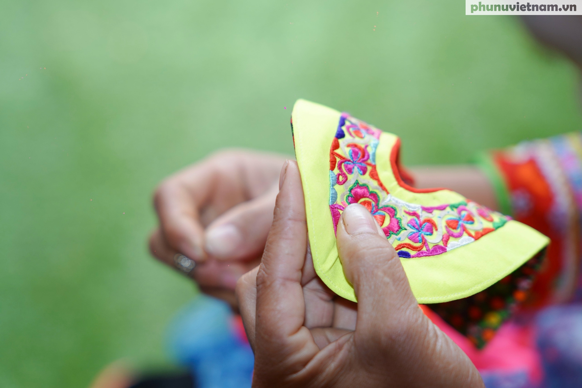 Nỗ lực “thắp sáng” di sản nghề thêu truyền thống ở Huổi Lèng- Ảnh 16.