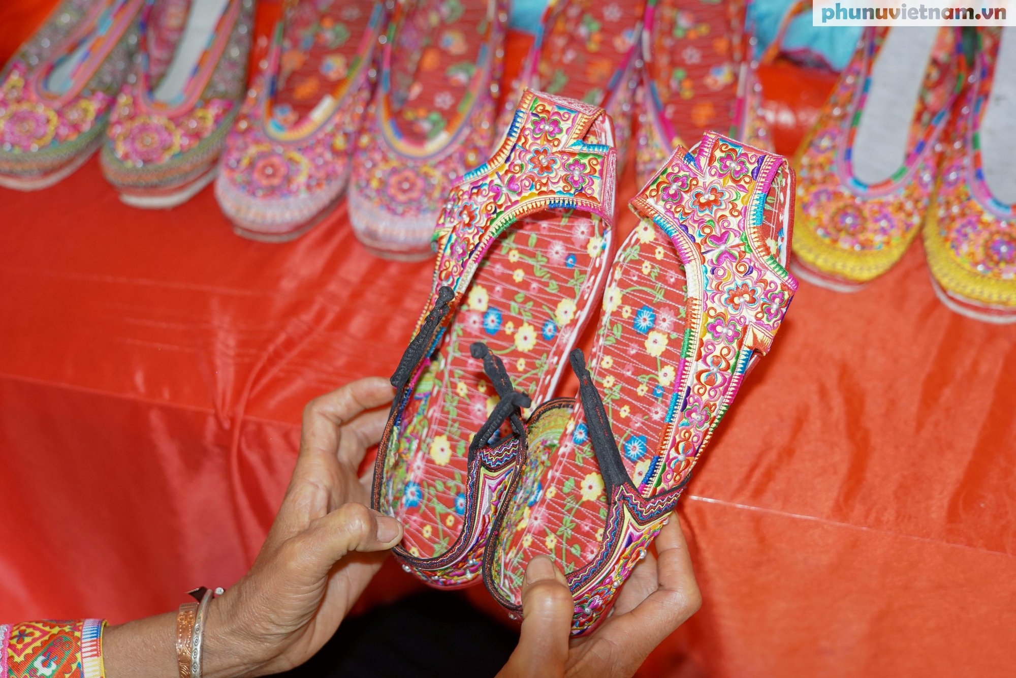 Nỗ lực “thắp sáng” di sản nghề thêu truyền thống ở Huổi Lèng- Ảnh 3.