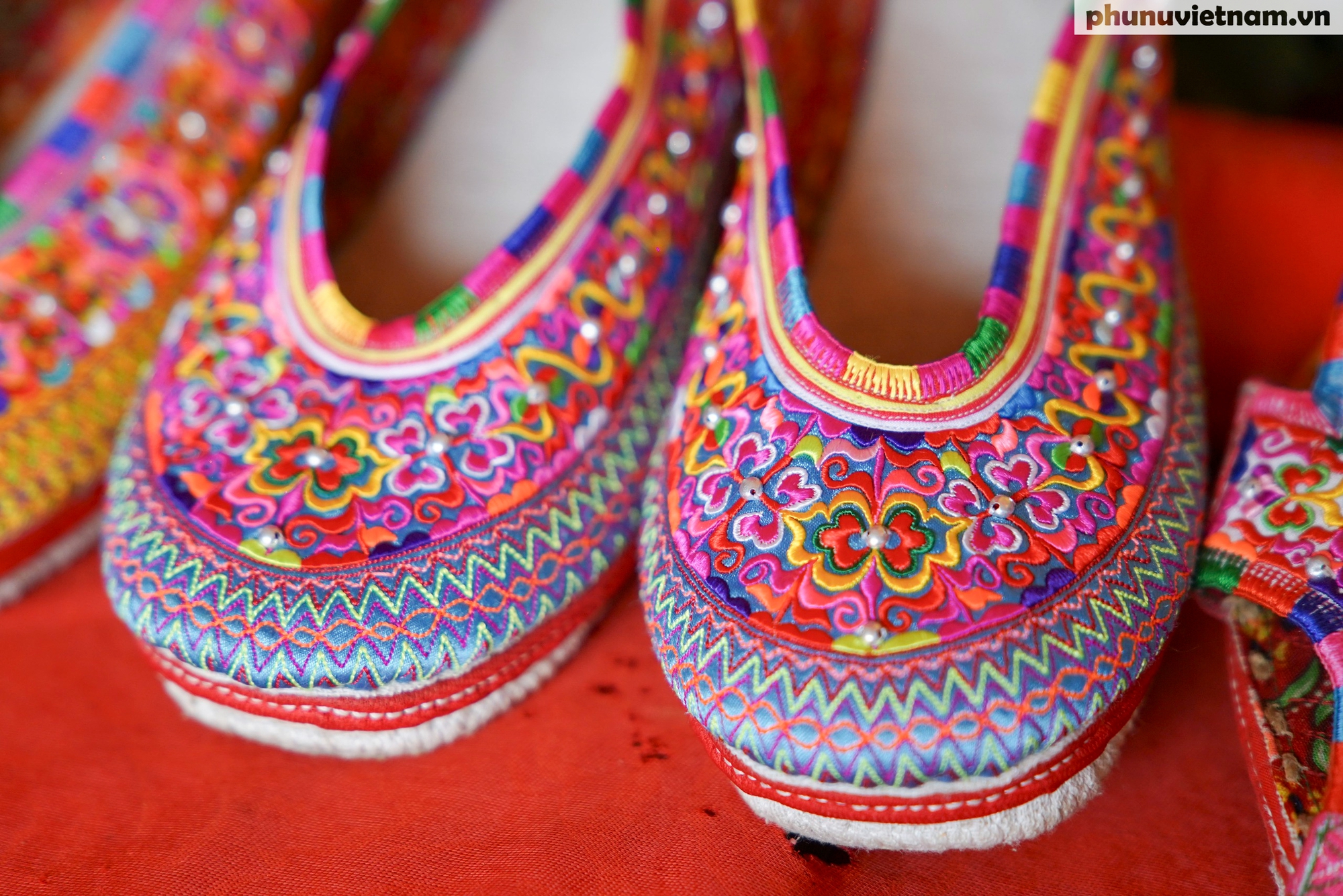 Nỗ lực “thắp sáng” di sản nghề thêu truyền thống ở Huổi Lèng- Ảnh 4.