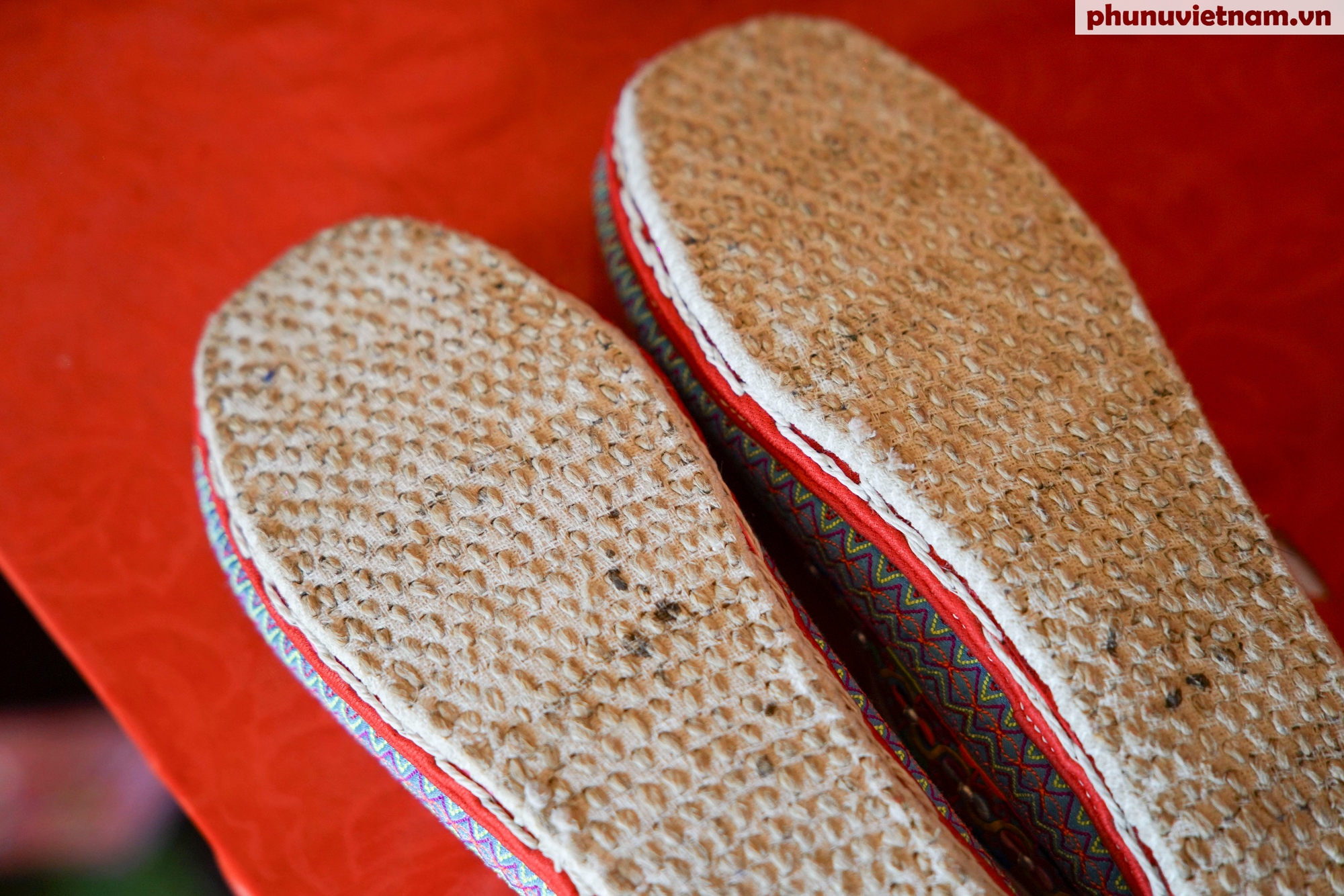 Nỗ lực “thắp sáng” di sản nghề thêu truyền thống ở Huổi Lèng- Ảnh 5.