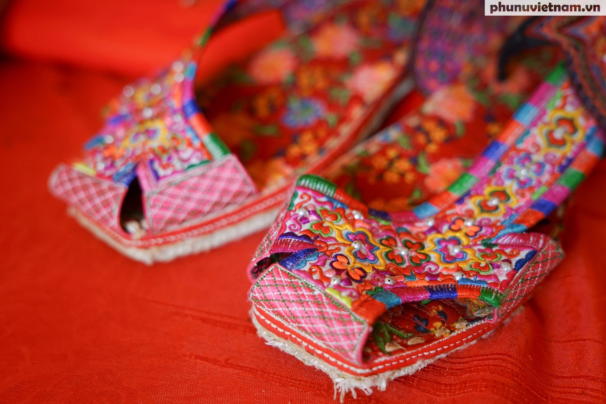 Nỗ lực “thắp sáng” di sản nghề thêu truyền thống ở Huổi Lèng- Ảnh 6.