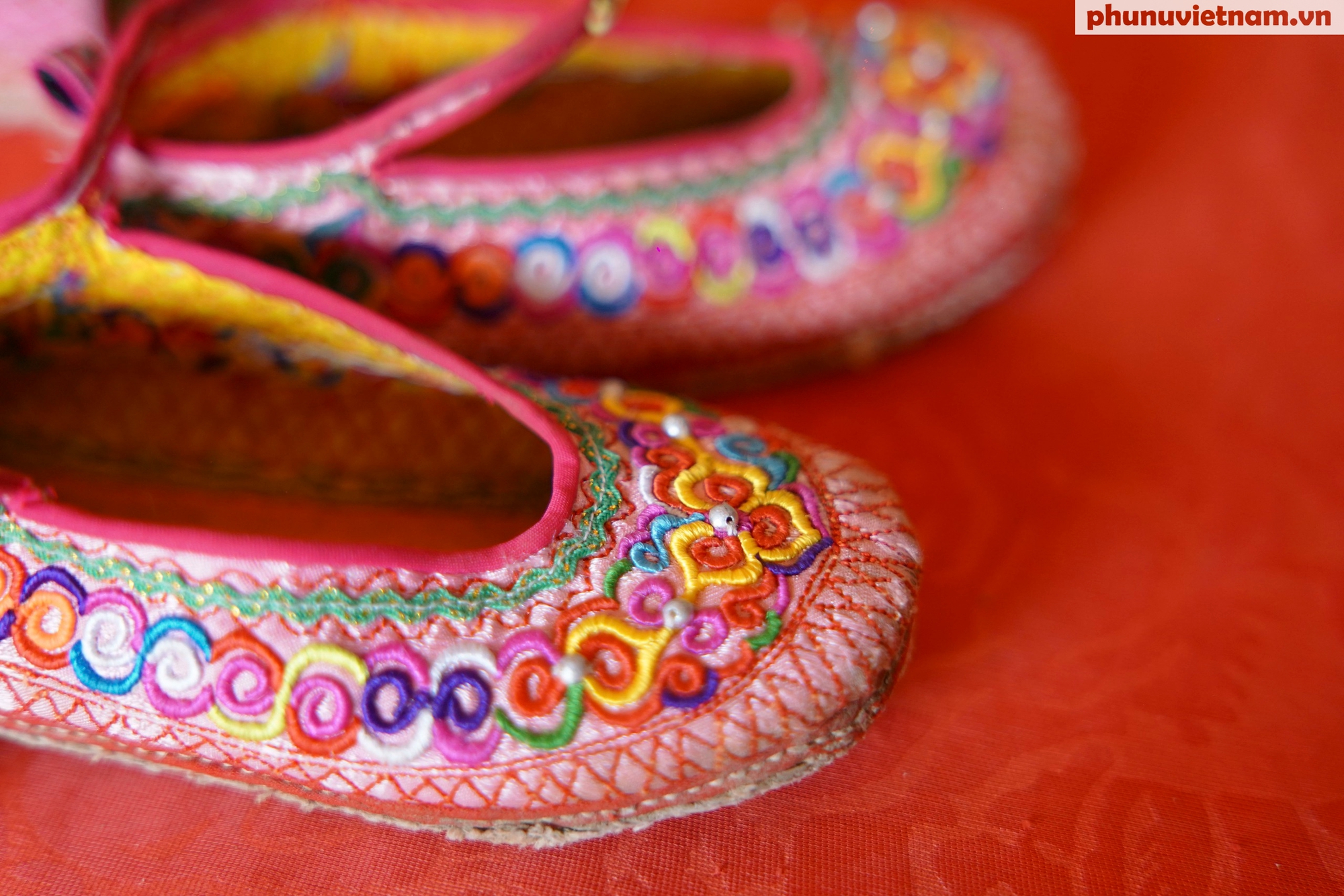 Nỗ lực “thắp sáng” di sản nghề thêu truyền thống ở Huổi Lèng- Ảnh 7.