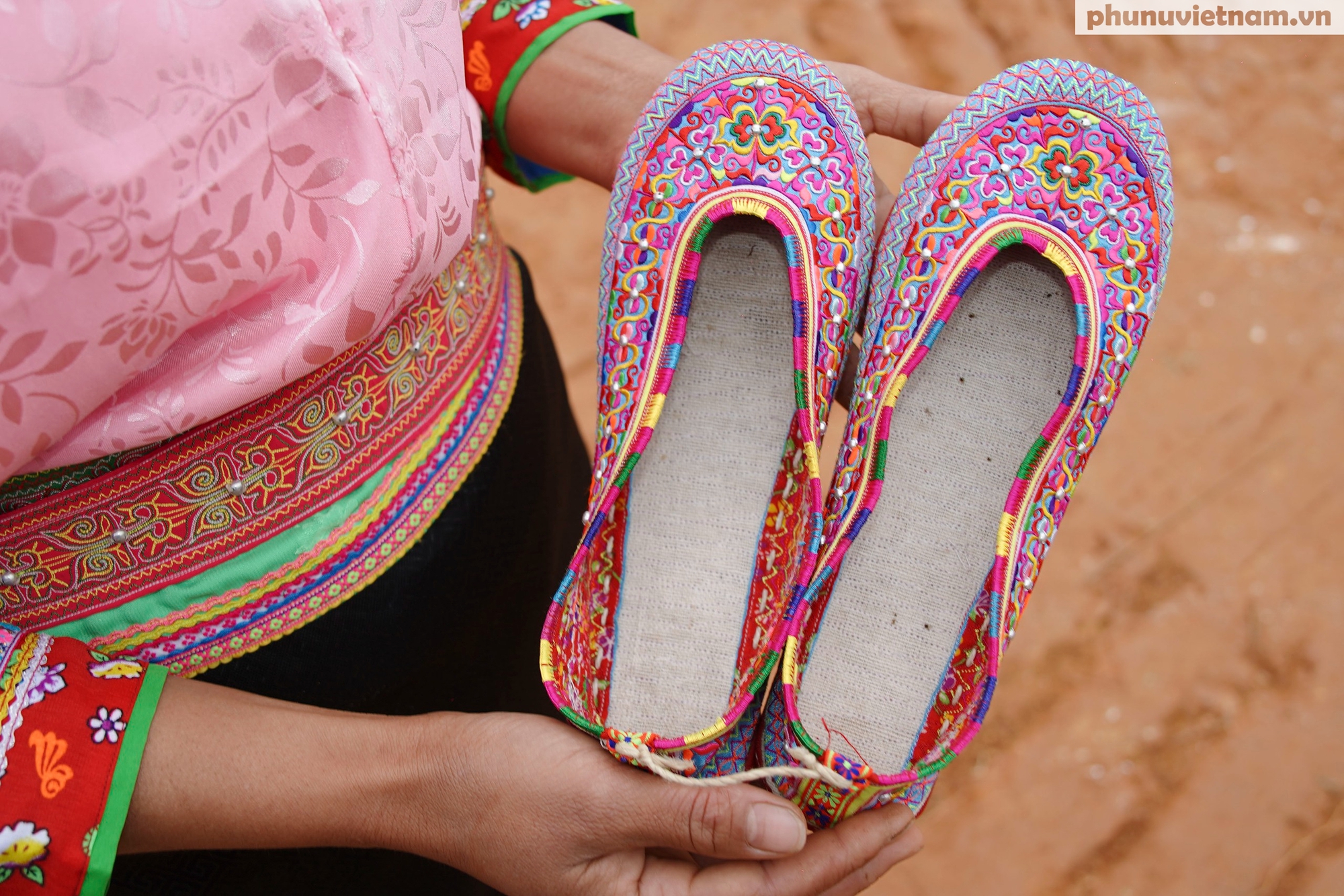 Nỗ lực “thắp sáng” di sản nghề thêu truyền thống ở Huổi Lèng- Ảnh 8.