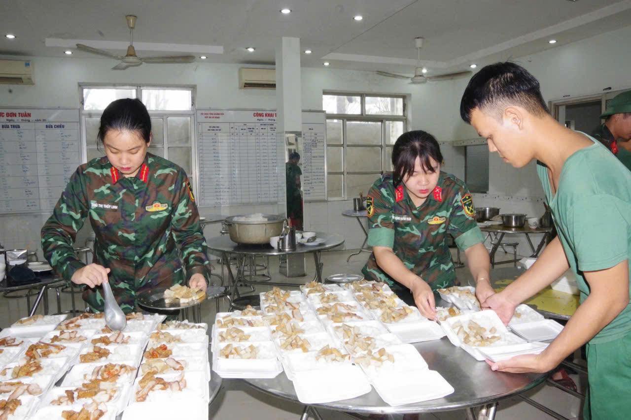 Thiên tai dị thường & Yêu cầu chủ động ứng phó - Bài 4: Thiêng liêng tình dân tộc, sáng ngời nghĩa đồng bào trong lũ dữ- Ảnh 3. Thiên tai dị thường & Yêu cầu chủ động ứng phó - Bài 4: Thiêng liêng tình dân tộc, sáng ngời nghĩa đồng bào trong lũ dữ- Ảnh 3.