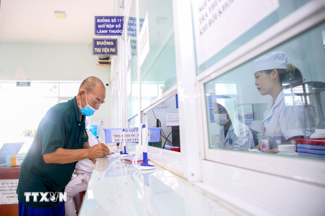 Xây dựng gói bảo hiểm y tế bổ sung: Giảm gánh nặng tự chi của người dân- Ảnh 2.