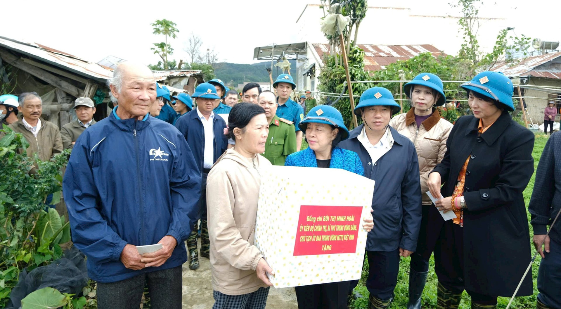 Thiên tai dị thường & Yêu cầu chủ động ứng phó - Bài 4: Thiêng liêng tình dân tộc, sáng ngời nghĩa đồng bào trong lũ dữ- Ảnh 1. Thiên tai dị thường & Yêu cầu chủ động ứng phó - Bài 4: Thiêng liêng tình dân tộc, sáng ngời nghĩa đồng bào trong lũ dữ- Ảnh 1.