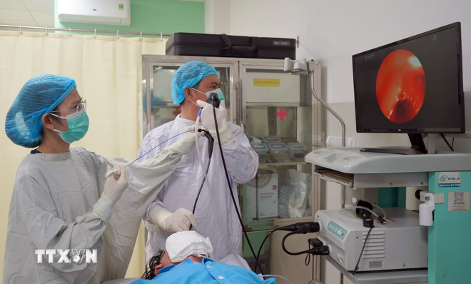 Lấy thành công 2 chiếc răng giả nằm trong phổi bệnh nhân hơn 20 năm- Ảnh 1.