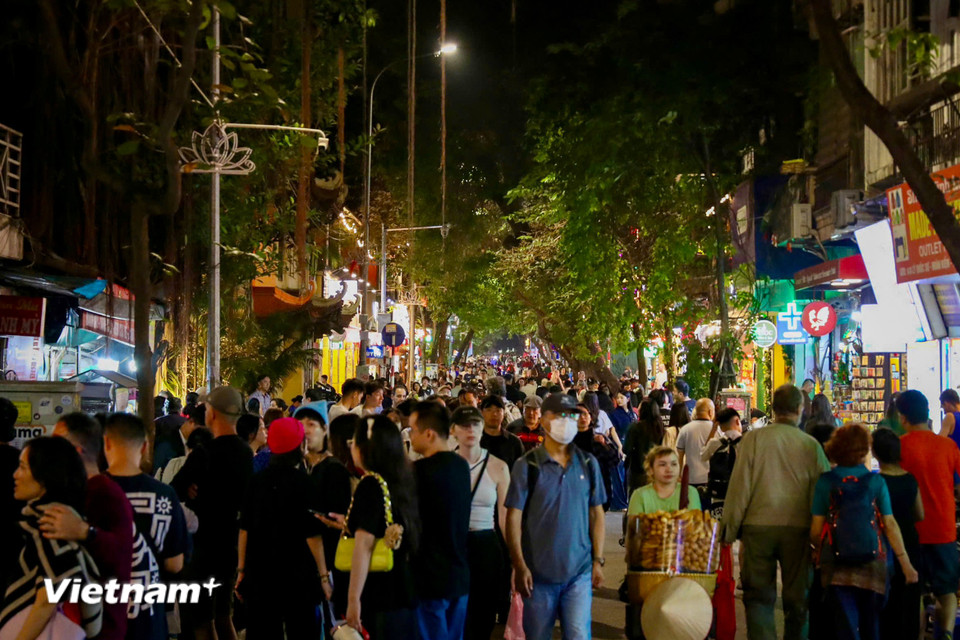 Người dân đổ về các tuyến phố trung tâm Hà Nội để chờ đón đêm Giáng Sinh- Ảnh 6.