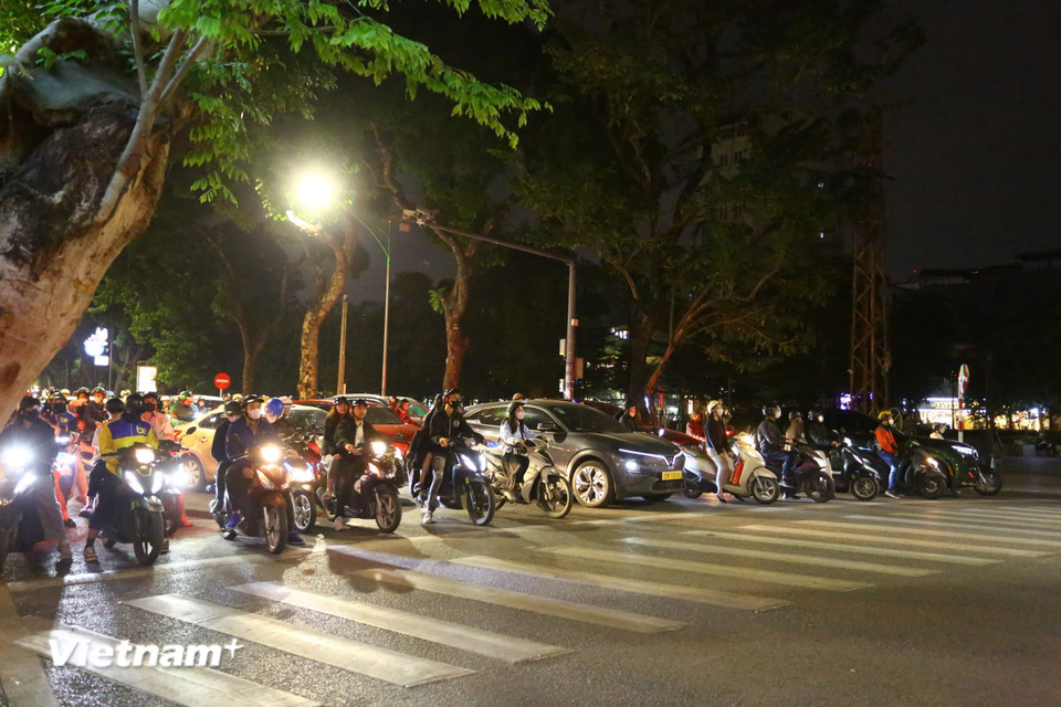 Người dân đổ về các tuyến phố trung tâm Hà Nội để chờ đón đêm Giáng Sinh- Ảnh 11.