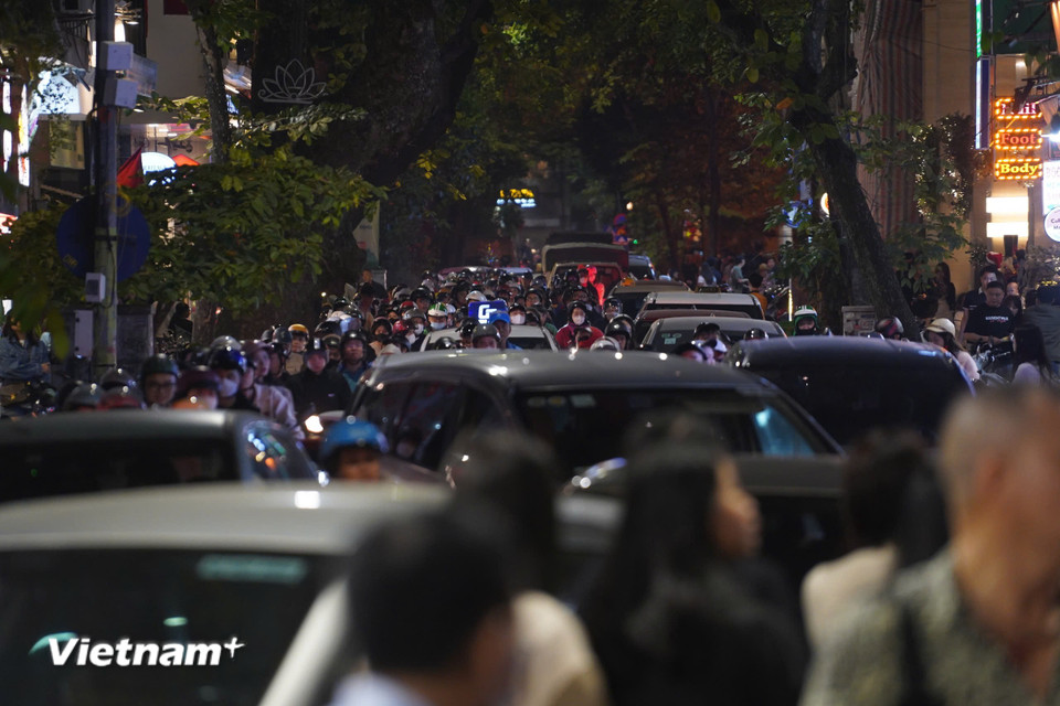 Người dân đổ về các tuyến phố trung tâm Hà Nội để chờ đón đêm Giáng Sinh- Ảnh 10.