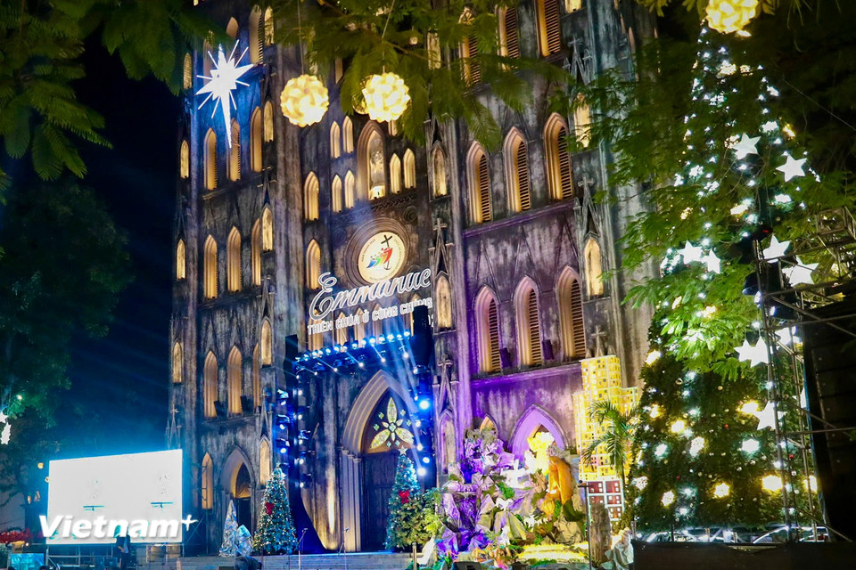 Người dân đổ về các tuyến phố trung tâm Hà Nội để chờ đón đêm Giáng Sinh- Ảnh 5.