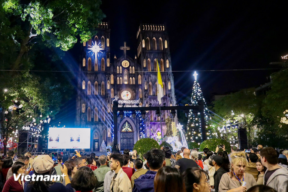 Người dân đổ về các tuyến phố trung tâm Hà Nội để chờ đón đêm Giáng Sinh- Ảnh 2.