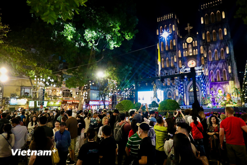 Người dân đổ về các tuyến phố trung tâm Hà Nội để chờ đón đêm Giáng Sinh- Ảnh 3.