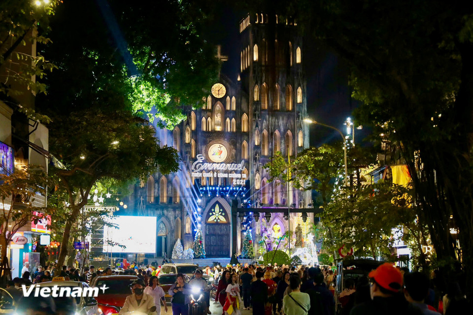 Người dân đổ về các tuyến phố trung tâm Hà Nội để chờ đón đêm Giáng Sinh- Ảnh 1.