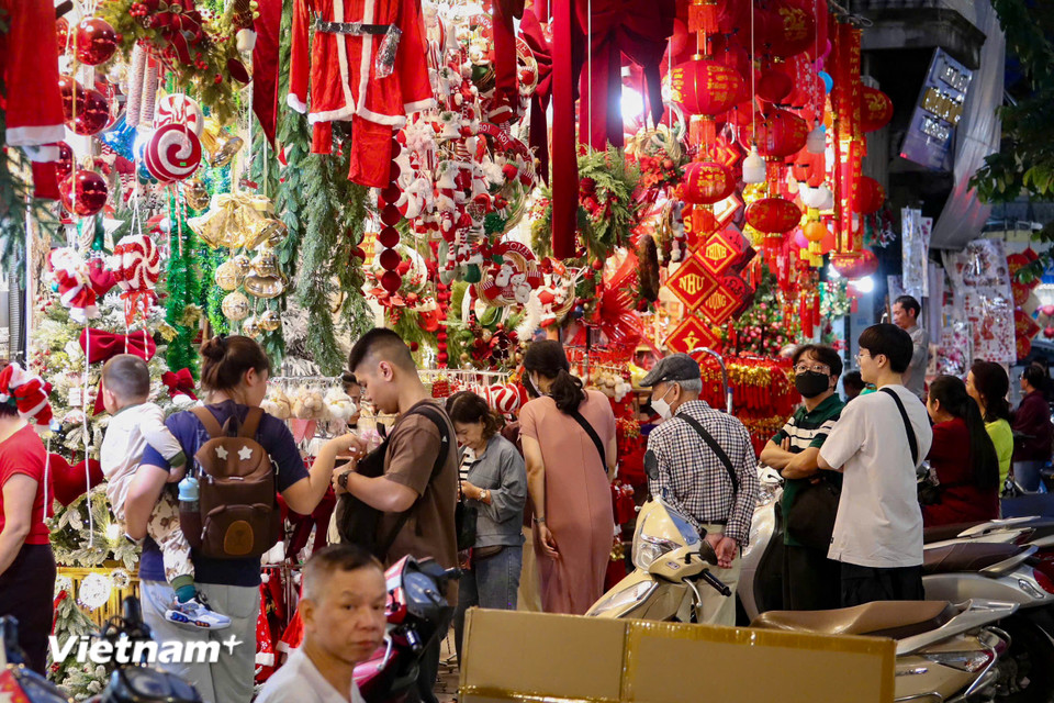 Người dân đổ về các tuyến phố trung tâm Hà Nội để chờ đón đêm Giáng Sinh- Ảnh 7.