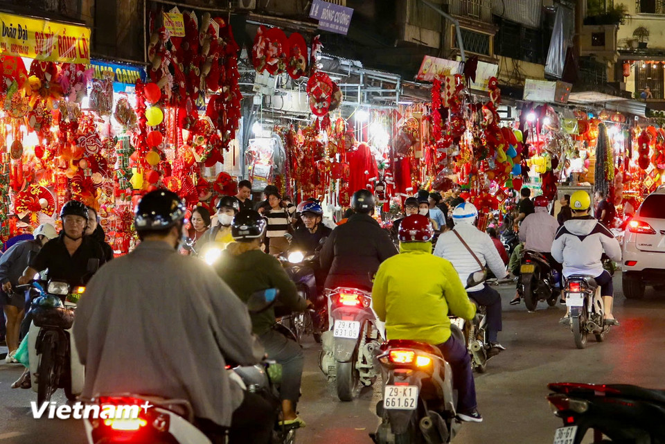 Người dân đổ về các tuyến phố trung tâm Hà Nội để chờ đón đêm Giáng Sinh- Ảnh 8.