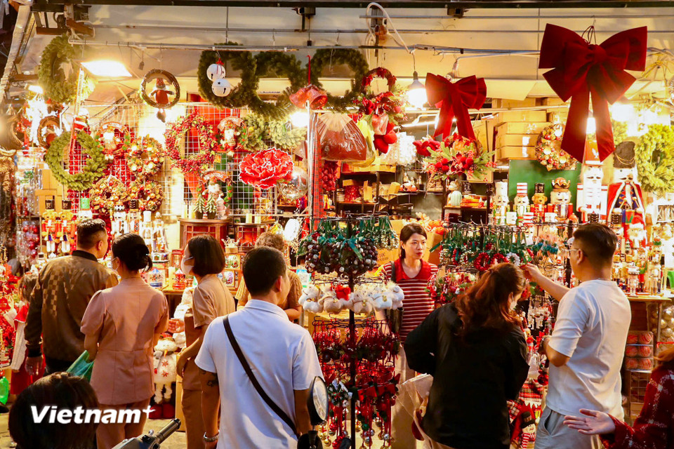 Người dân đổ về các tuyến phố trung tâm Hà Nội để chờ đón đêm Giáng Sinh- Ảnh 9.