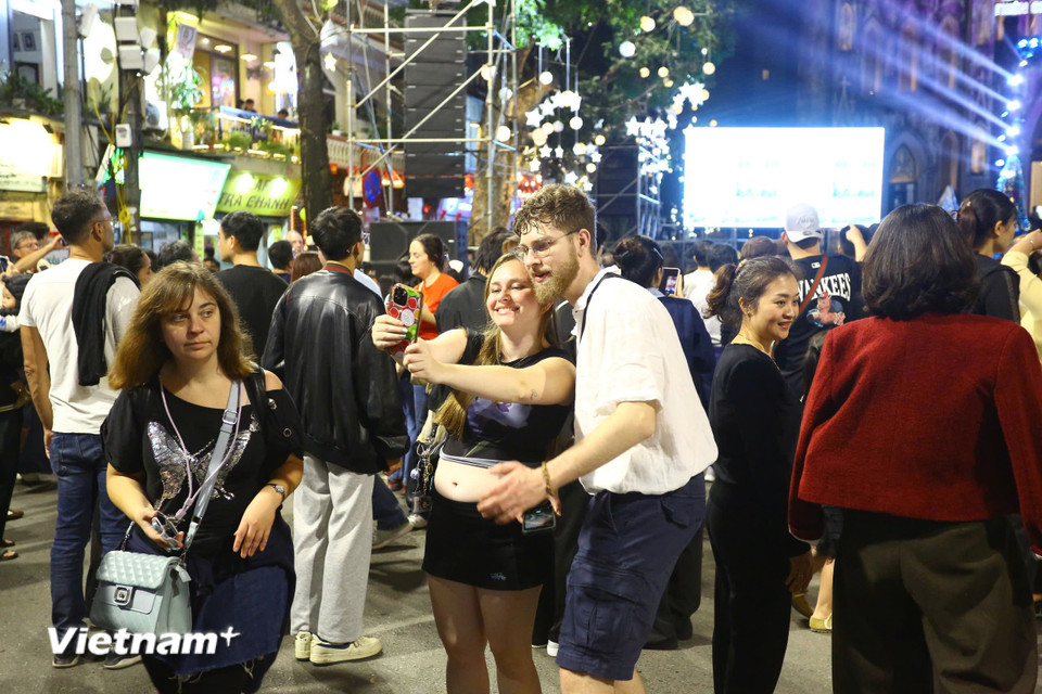 Người dân đổ về các tuyến phố trung tâm Hà Nội để chờ đón đêm Giáng Sinh- Ảnh 4.