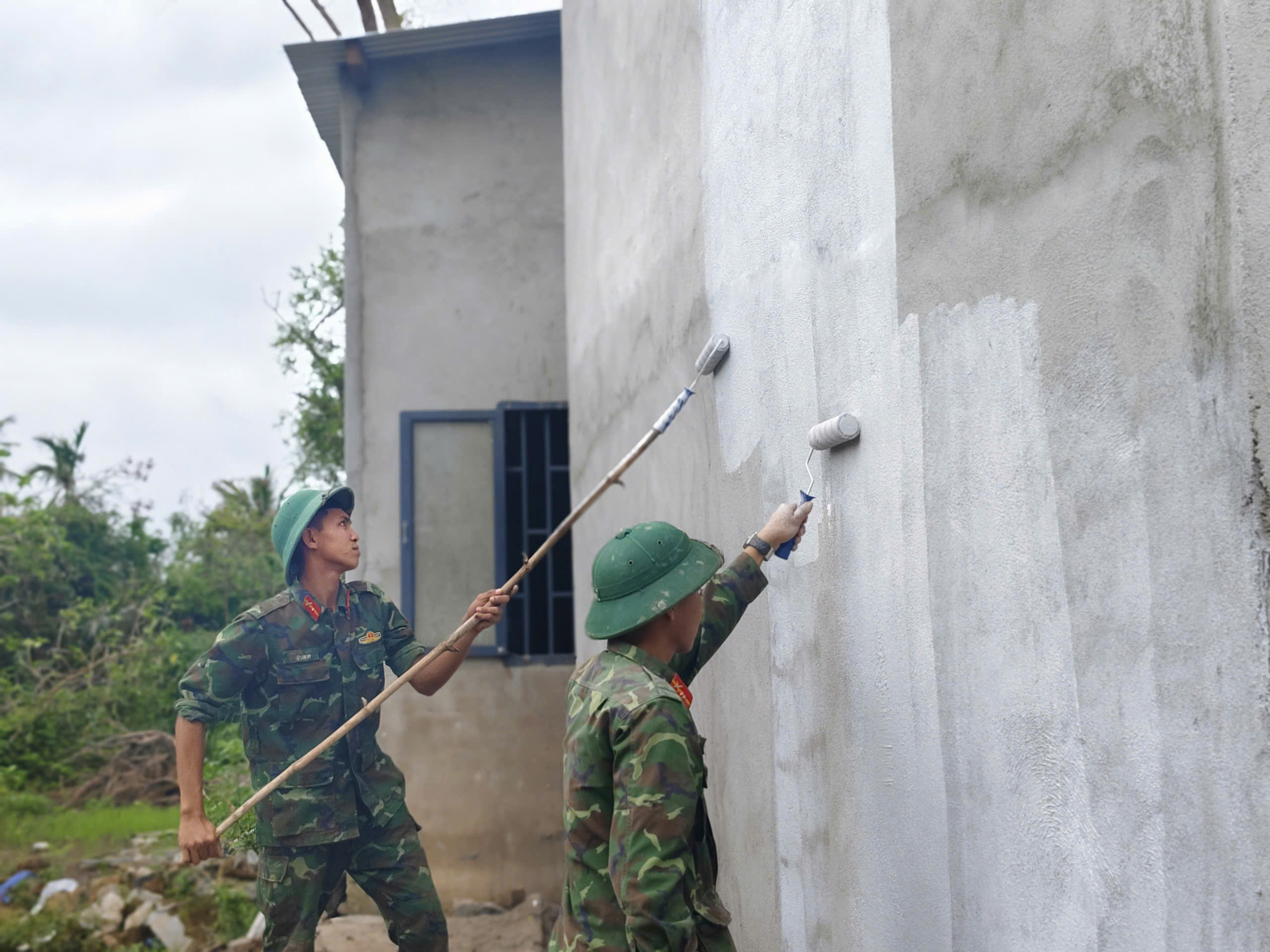 "Khoác áo mới" cho những mái ấm thắm tình quân dân- Ảnh 3. "Khoác áo mới" cho những mái ấm thắm tình quân dân- Ảnh 3.