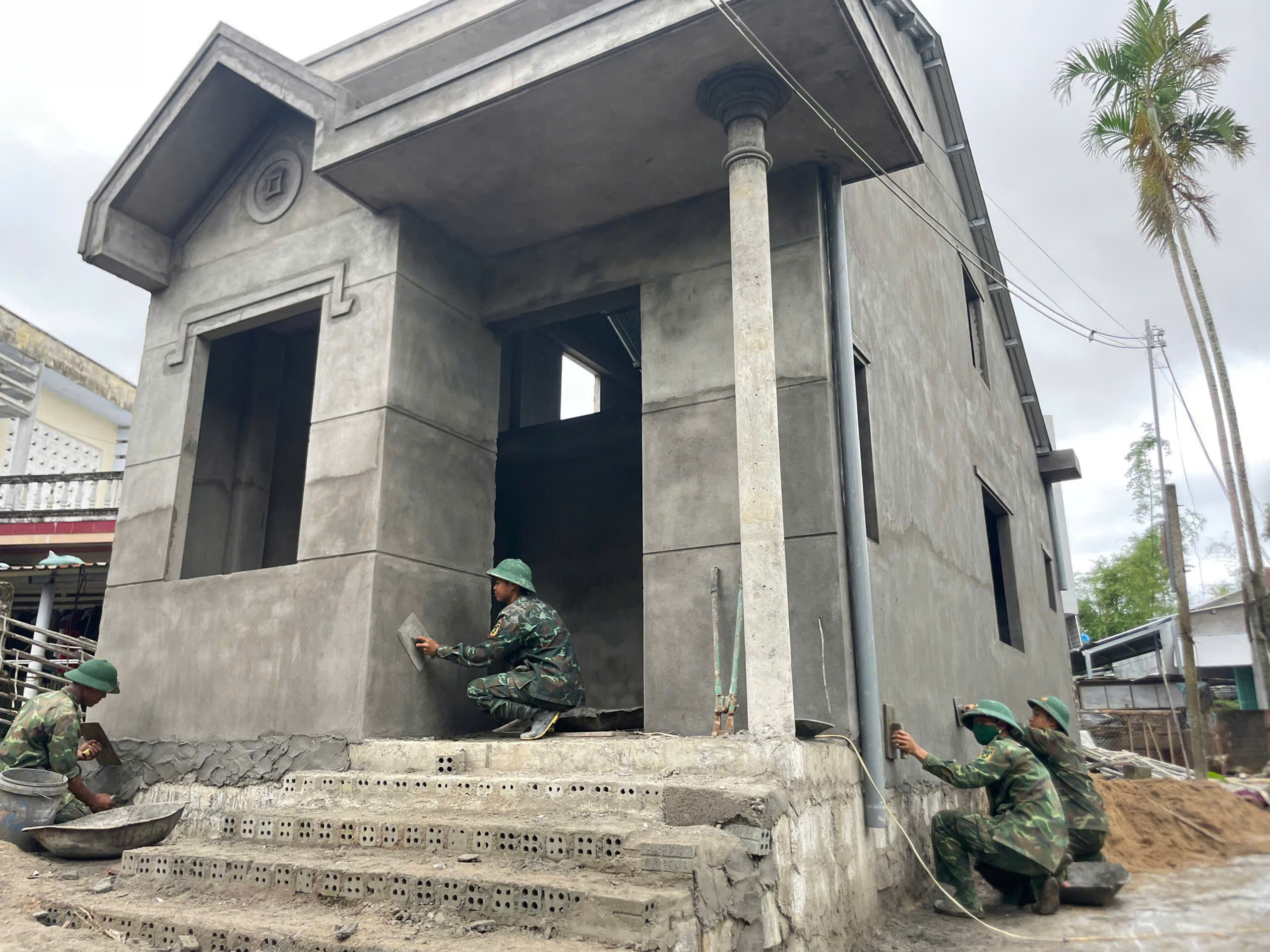 "Khoác áo mới" cho những mái ấm thắm tình quân dân- Ảnh 5. "Khoác áo mới" cho những mái ấm thắm tình quân dân- Ảnh 5.