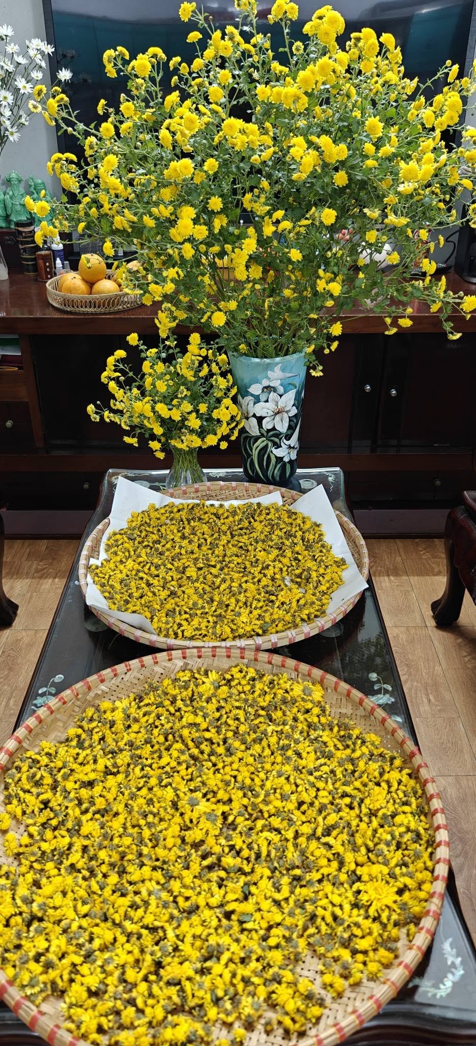 Tự làm trà hoa cúc "biếu cả họ" từ vườn trên sân thượng- Ảnh 10. Tự làm trà hoa cúc "biếu cả họ" từ vườn trên sân thượng- Ảnh 10.