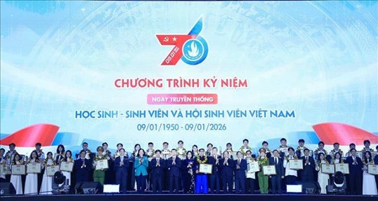 Tuyên dương học sinh, sinh viên tiêu biểu nhân kỷ niệm 76 năm Ngày truyền thống Hội Sinh viên Việt Nam- Ảnh 4. Tuyên dương học sinh, sinh viên tiêu biểu nhân kỷ niệm 76 năm Ngày truyền thống Hội Sinh viên Việt Nam- Ảnh 4.
