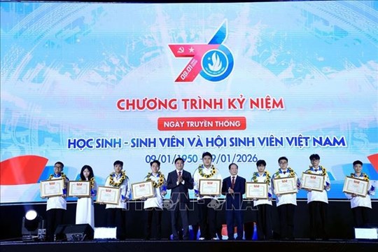 Tuyên dương học sinh, sinh viên tiêu biểu nhân kỷ niệm 76 năm Ngày truyền thống Hội Sinh viên Việt Nam- Ảnh 2. Tuyên dương học sinh, sinh viên tiêu biểu nhân kỷ niệm 76 năm Ngày truyền thống Hội Sinh viên Việt Nam- Ảnh 2.