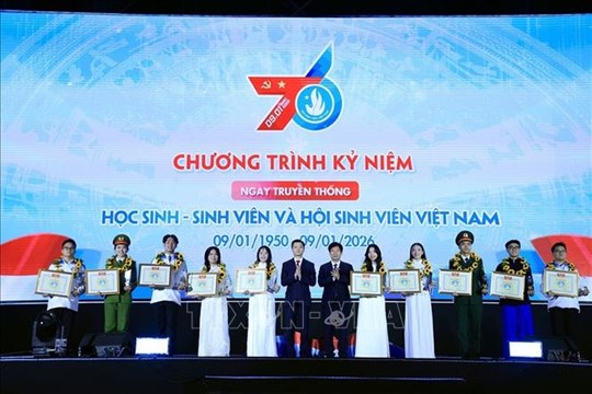 Tuyên dương học sinh, sinh viên tiêu biểu nhân kỷ niệm 76 năm Ngày truyền thống Hội Sinh viên Việt Nam- Ảnh 3. Tuyên dương học sinh, sinh viên tiêu biểu nhân kỷ niệm 76 năm Ngày truyền thống Hội Sinh viên Việt Nam- Ảnh 3.