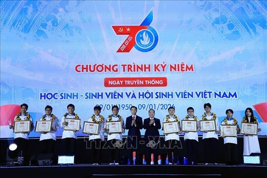 Tuyên dương học sinh, sinh viên tiêu biểu nhân kỷ niệm 76 năm Ngày truyền thống Hội Sinh viên Việt Nam- Ảnh 1. Tuyên dương học sinh, sinh viên tiêu biểu nhân kỷ niệm 76 năm Ngày truyền thống Hội Sinh viên Việt Nam- Ảnh 1.