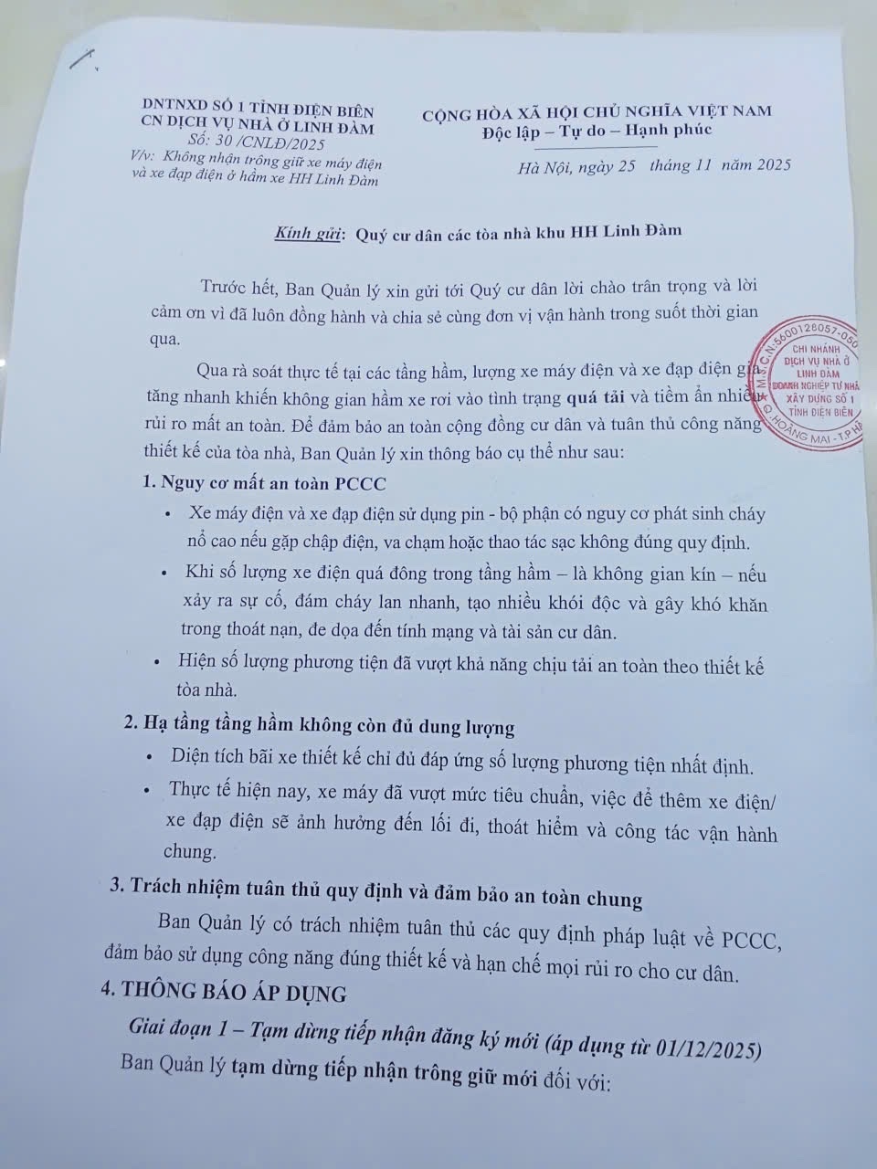 Chung cư "vạn dân" ở Hà Nội cấm gửi xe điện: Cư dân mong được đối thoại- Ảnh 1.