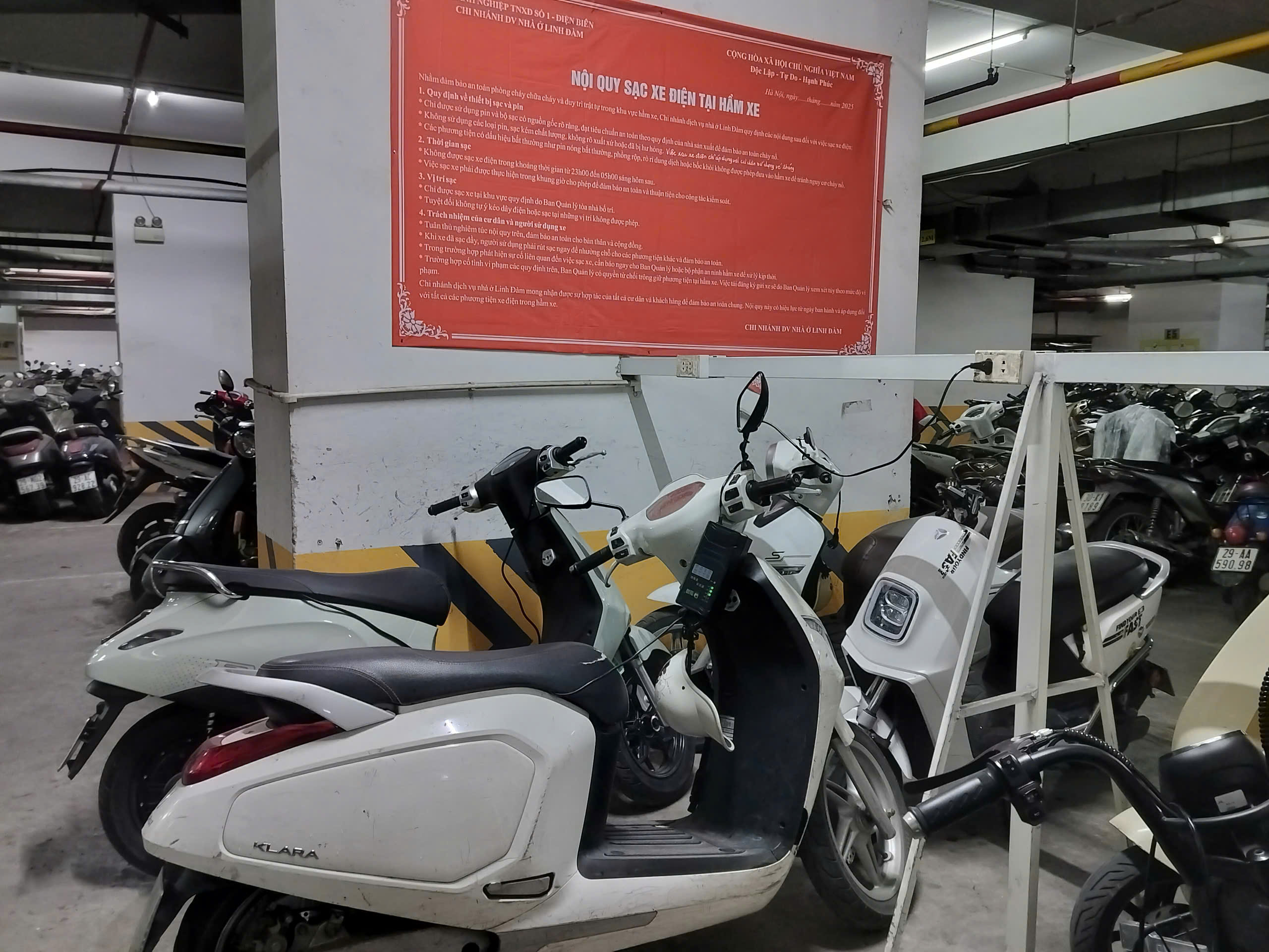 Chung cư "vạn dân" ở Hà Nội cấm gửi xe điện: Cư dân mong được đối thoại- Ảnh 3.