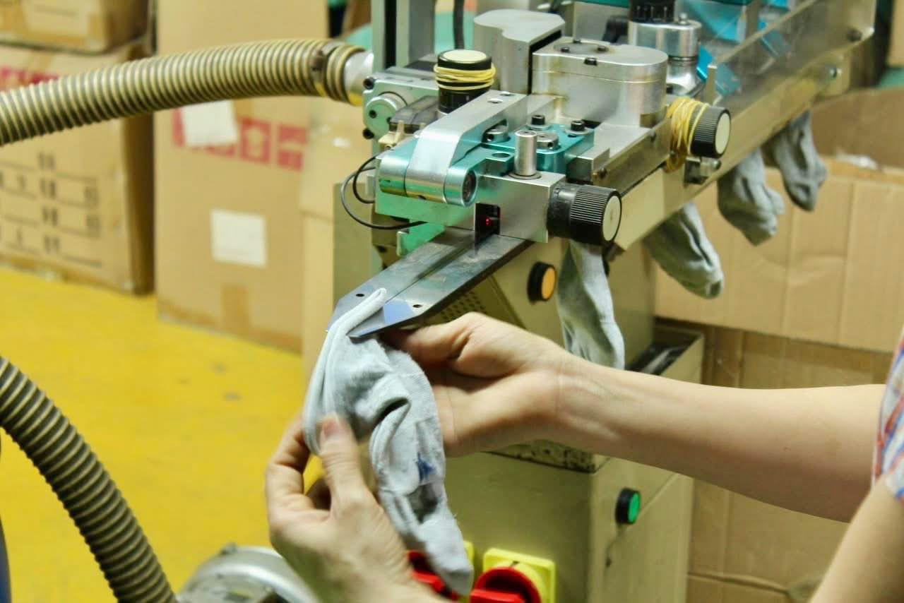 Dùng chai nhựa tái chế thành tất ấm mùa đông- Ảnh 4. Dùng chai nhựa tái chế thành tất ấm mùa đông- Ảnh 4.