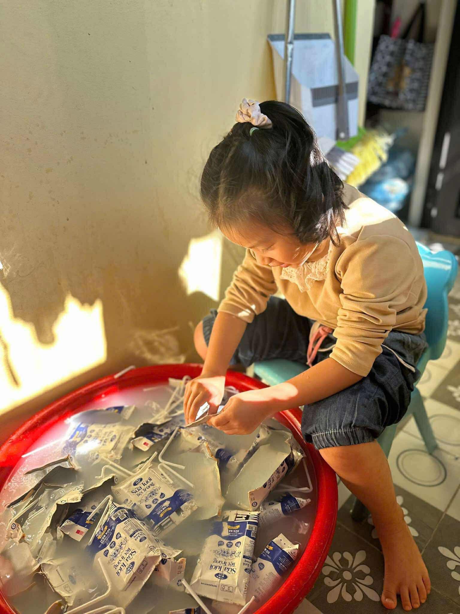 Dùng chai nhựa tái chế thành tất ấm mùa đông- Ảnh 6. Dùng chai nhựa tái chế thành tất ấm mùa đông- Ảnh 6.