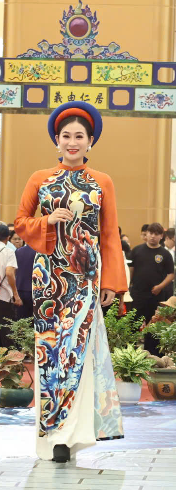 Áo dài Huế được đông đảo người xem đón nhận và yêu thích tại Triển lãm 80 năm thành tựu  đất nước