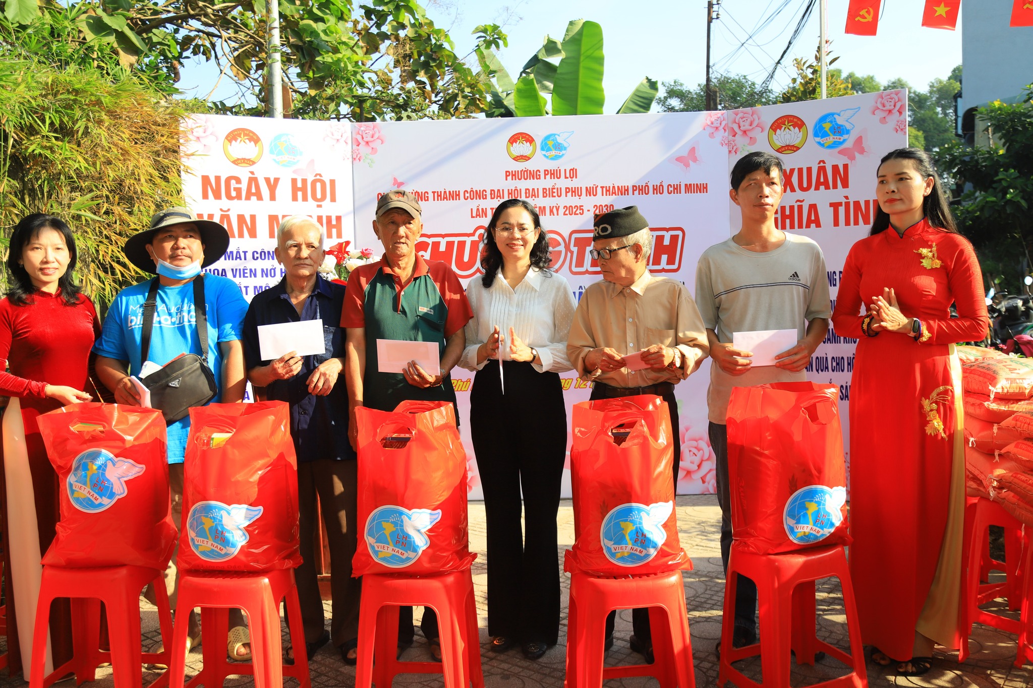 TPHCM: Hội LHPN phường Phú Lợi mang "Xuân nghĩa tình" đến với hội viên, phụ nữ- Ảnh 5. TPHCM: Hội LHPN phường Phú Lợi mang "Xuân nghĩa tình" đến với hội viên, phụ nữ- Ảnh 5.