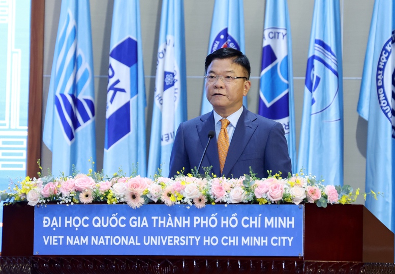 Phó Thủ tướng Lê Thành Long trao quyết định bổ nhiệm nữ Giám đốc Đại học Quốc gia TPHCM- Ảnh 2.