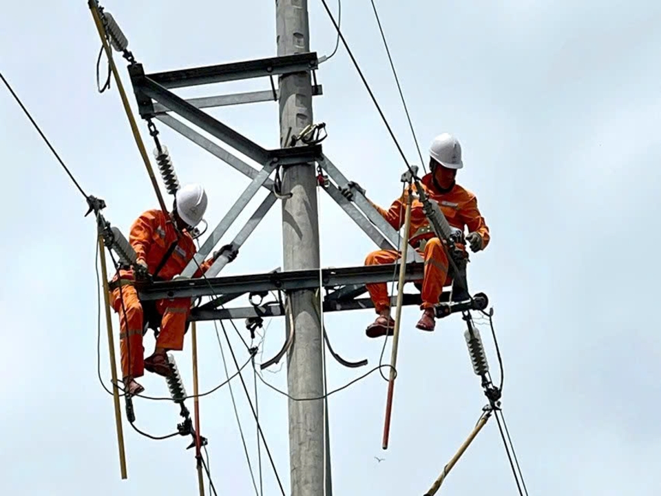 Điện lực Việt Nam đảm bảo cung cấp điện dịp Tết Dương lịch và Tết Nguyên đán Bính Ngọ 2026- Ảnh 2. z7373000784015_65af632f04497e8effa19713c6f972f2