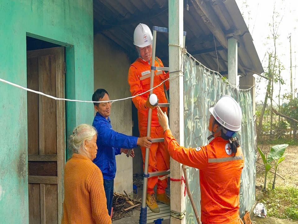 Điện lực Việt Nam đảm bảo cung cấp điện dịp Tết Dương lịch và Tết Nguyên đán Bính Ngọ 2026- Ảnh 3. z7370569341494_ac2fd75dbda06113ad583af899c4cbf8
