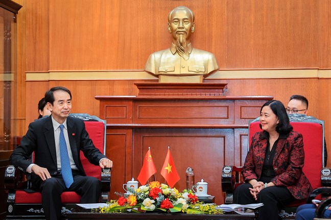 Tiếp nhận 500.000 USD từ Chính phủ Trung Quốc hỗ trợ khắc phục hậu quả mưa lũ - Ảnh 2.