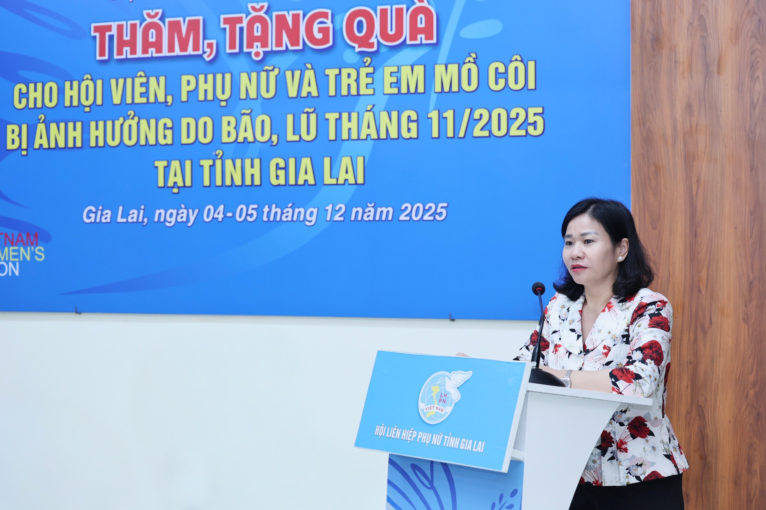 Chủ tịch Hội LHPN Việt Nam Nguyễn Thị Tuyến trao quà hỗ trợ hội viên, phụ nữ, trẻ em vùng lũ Gia Lai- Ảnh 1.