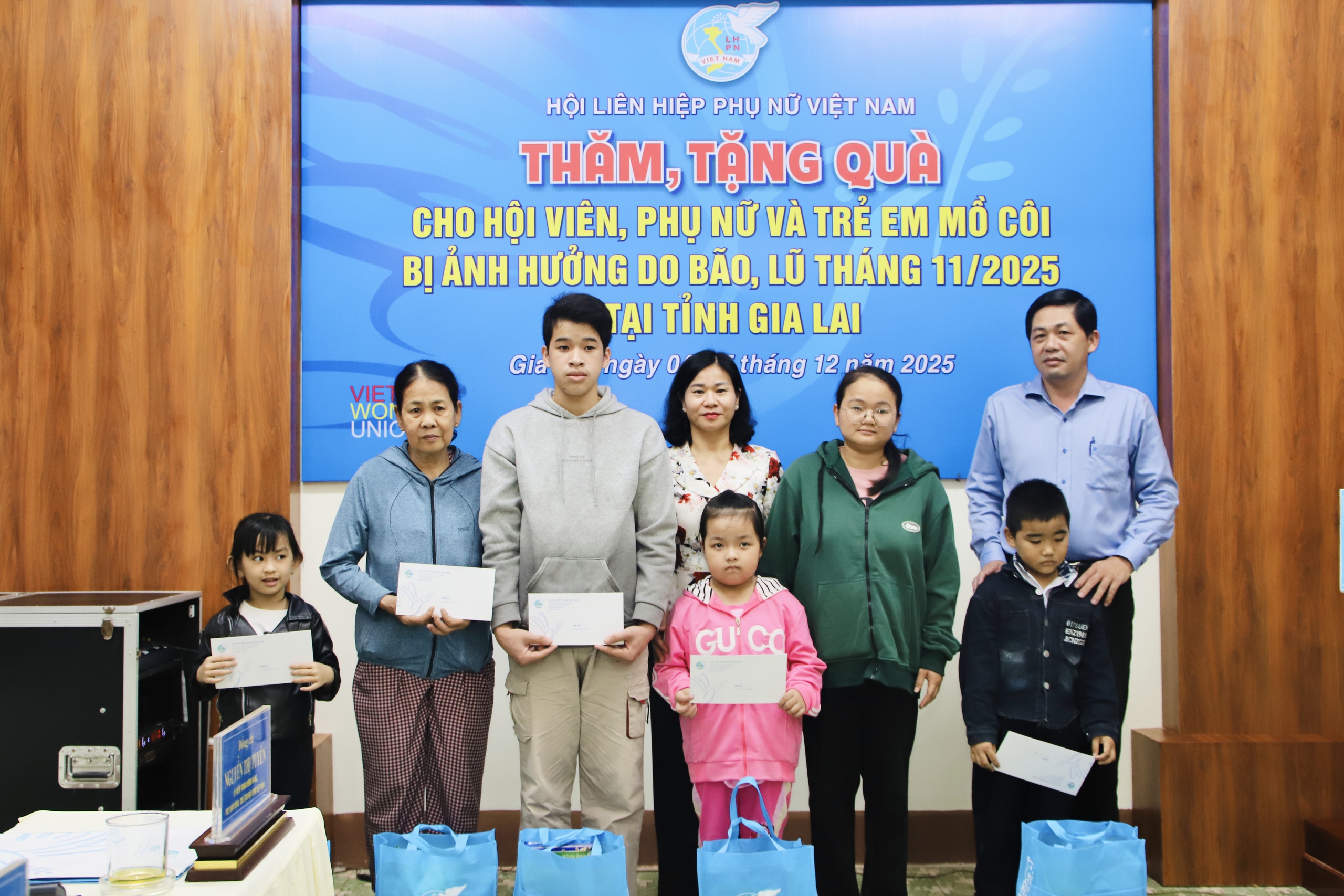 Chủ tịch Hội LHPN Việt Nam Nguyễn Thị Tuyến trao quà hỗ trợ hội viên, phụ nữ, trẻ em vùng lũ Gia Lai- Ảnh 2.