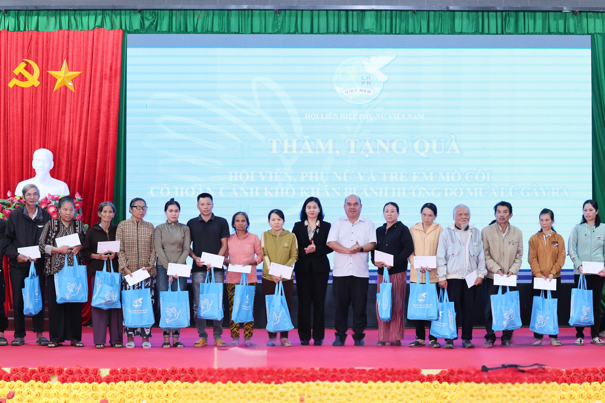 Chủ tịch Hội LHPN Việt Nam Nguyễn Thị Tuyến thăm hỏi, động viên phụ nữ, trẻ em vùng lũ - Ảnh 3.