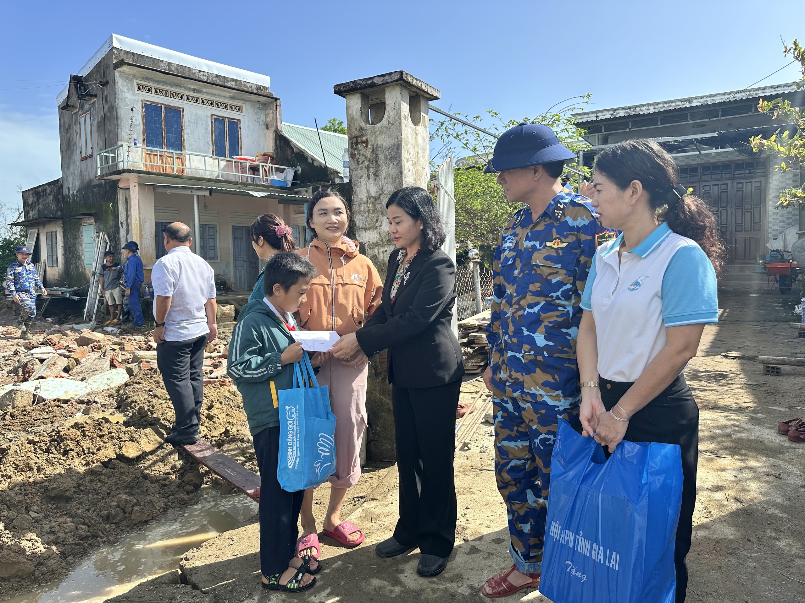 Chủ tịch Hội LHPN Việt Nam Nguyễn Thị Tuyến thăm hỏi, động viên phụ nữ, trẻ em vùng lũ - Ảnh 5.