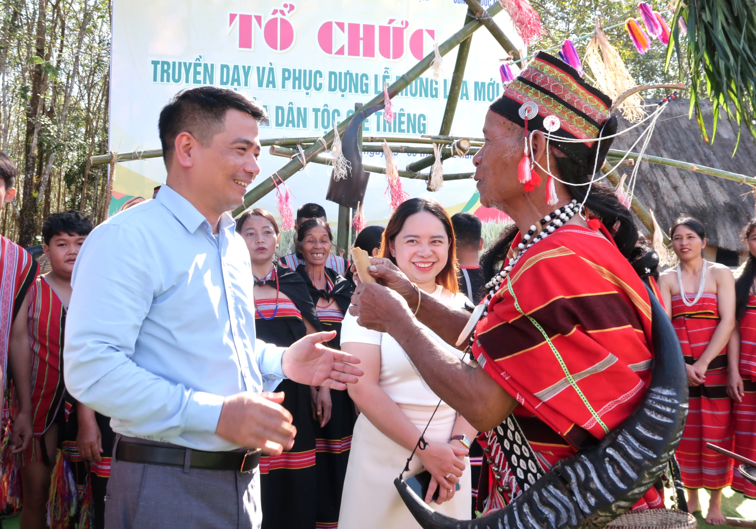 Tiếp nối mạch nguồn, phát huy giá trị văn hóa đồng bào Giẻ Triêng qua Lễ Mừng lúa mới- Ảnh 12. Tiếp nối mạch nguồn, phát huy giá trị văn hóa đồng bào Giẻ Triêng qua Lễ Mừng lúa mới- Ảnh 12.