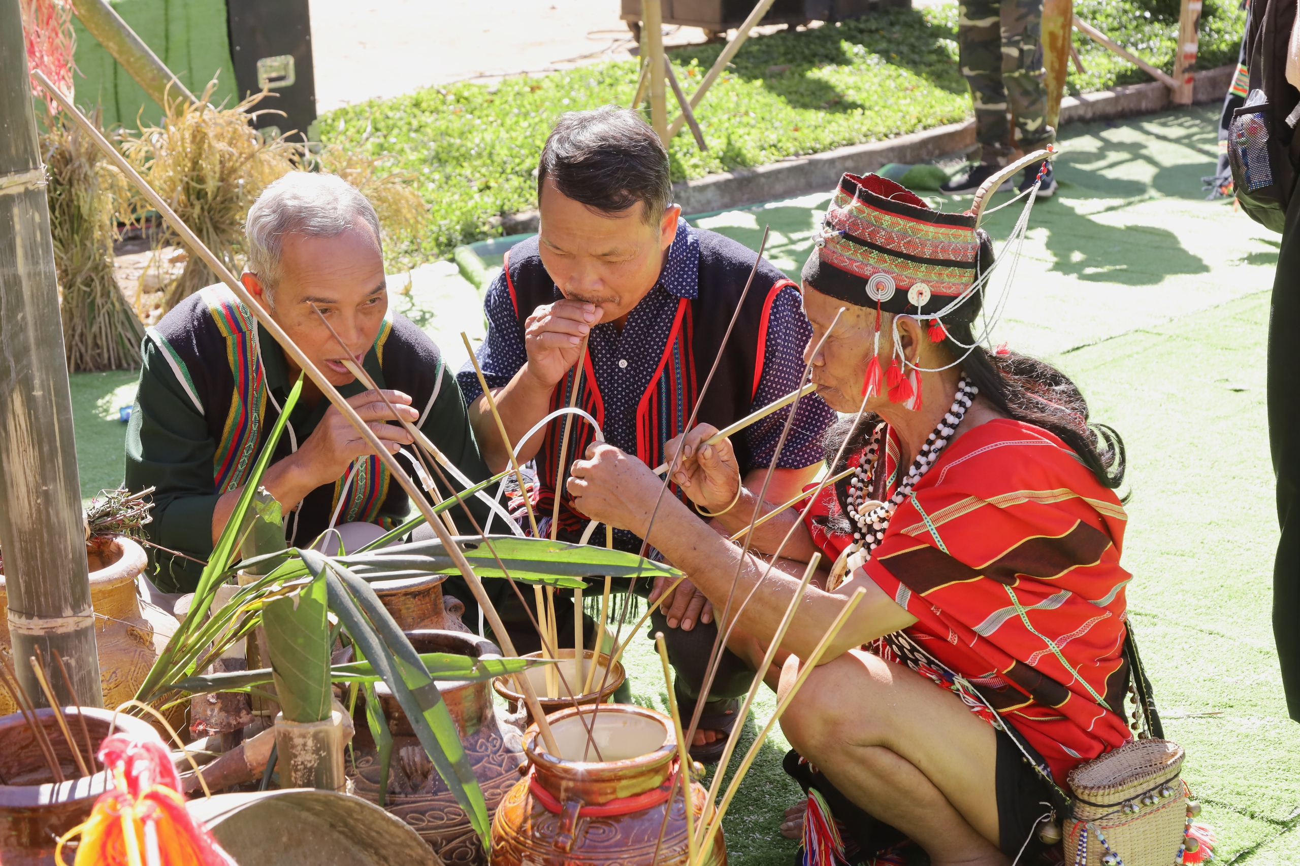 Tiếp nối mạch nguồn, phát huy giá trị văn hóa đồng bào Giẻ Triêng qua Lễ Mừng lúa mới- Ảnh 8. Tiếp nối mạch nguồn, phát huy giá trị văn hóa đồng bào Giẻ Triêng qua Lễ Mừng lúa mới- Ảnh 8.